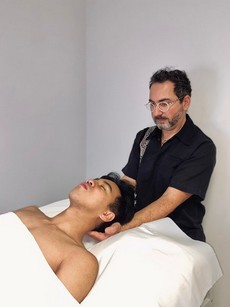 Il massaggio cervicale aiuta ad alleviare i dolori al collo
