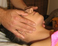 Il massaggio al viso stimola la circolazione sanguigna e linfatica